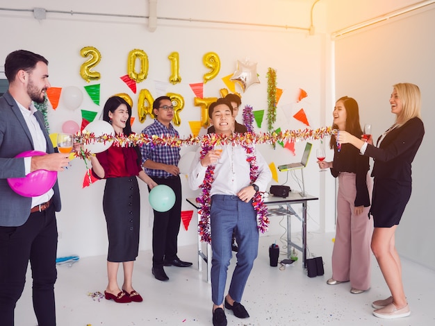 Foto gruppo di amici godendo la festa a casa, festa dopo il lavoro