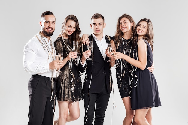 Un gruppo di amici si diverte e beve champagne. atmosfera di festa