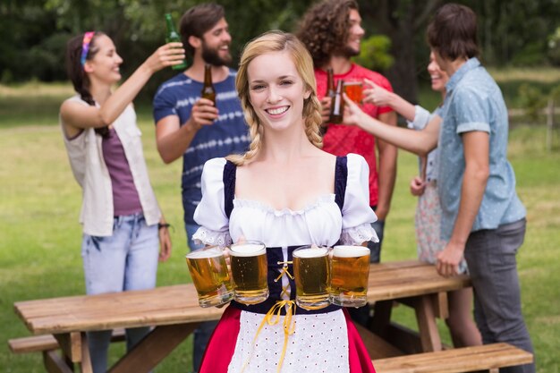 Foto gruppo di amici che celebra l'oktoberfest