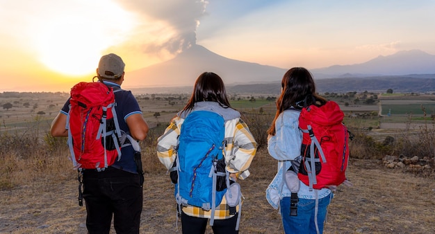 Foto gruppo di amici in passeggiata in campagna giovani in escursione in campagna