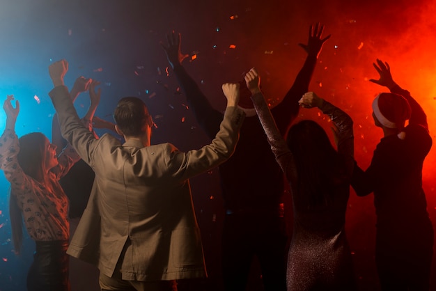 Foto gruppo di amici che ballano in un club