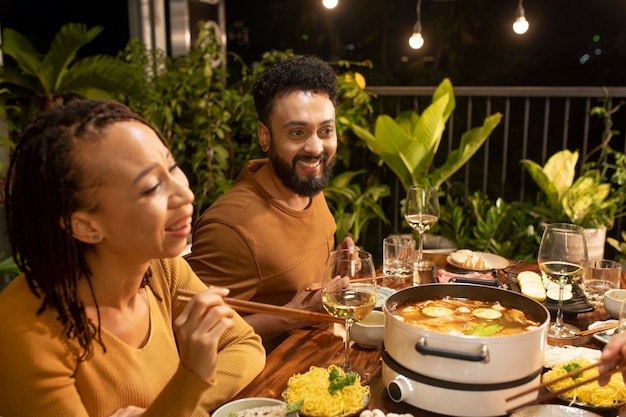 Foto gruppo di amici a cena fuori