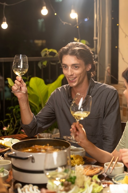 Foto gruppo di amici a cena fuori