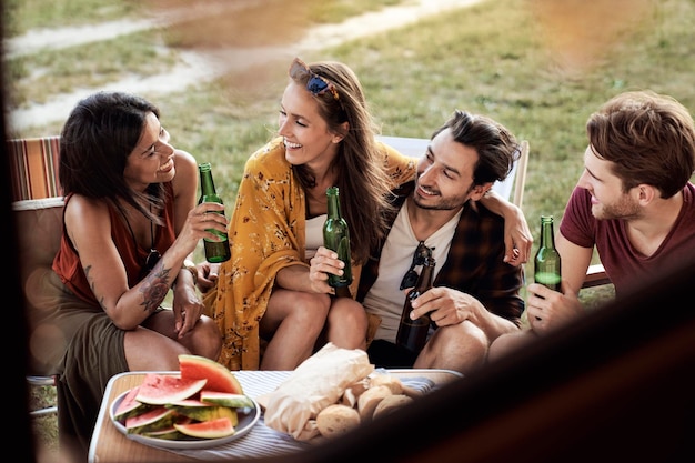 Photo group of friends drinking beer at park