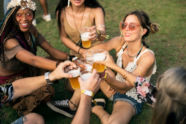 Gruppo di amici che bevono birre godendo insieme il festival di musica