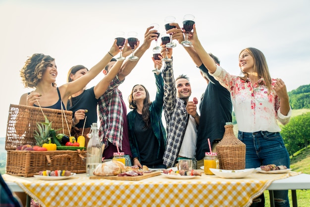 Gruppo di amici che mangiano nella natura