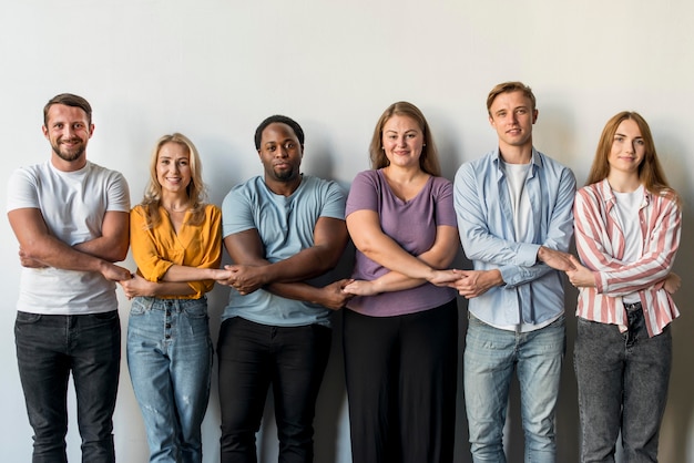 Foto gruppo di amici che si riuniscono