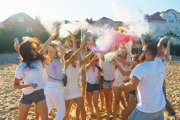 友人のグループは、伝統的なインドの祝日を祝うホーリー祭で楽しいダンスをしています