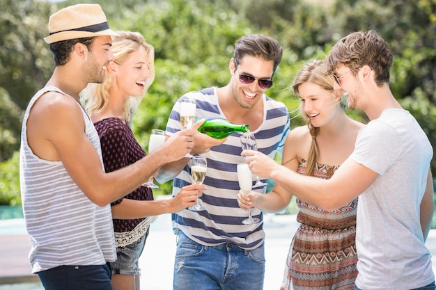 Gruppo di amici con champagne