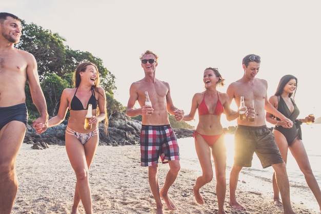 Группа друзей, веселятся на пляже на одиноком острове