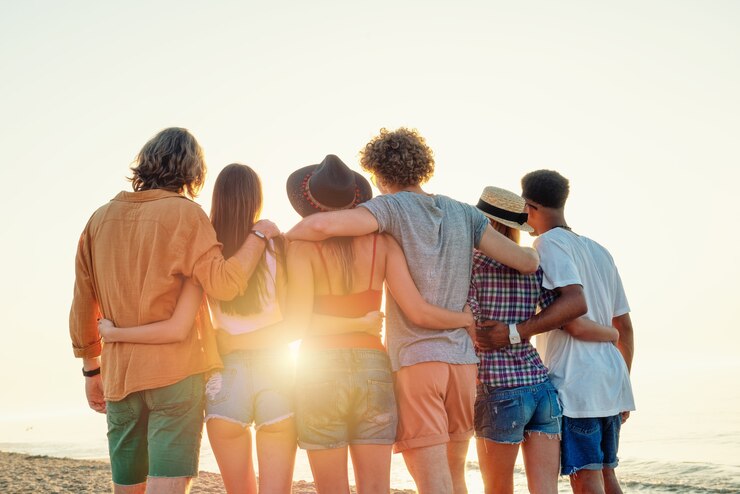 Photo group of friends having fun on the beach