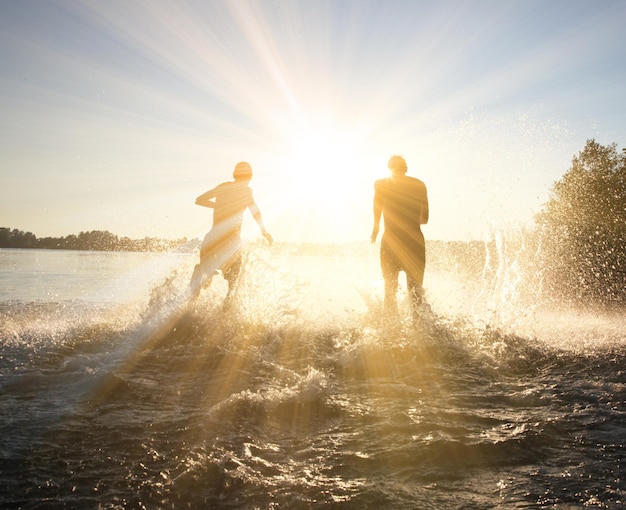 Gruppo di amici divertendosi sulla spiaggia