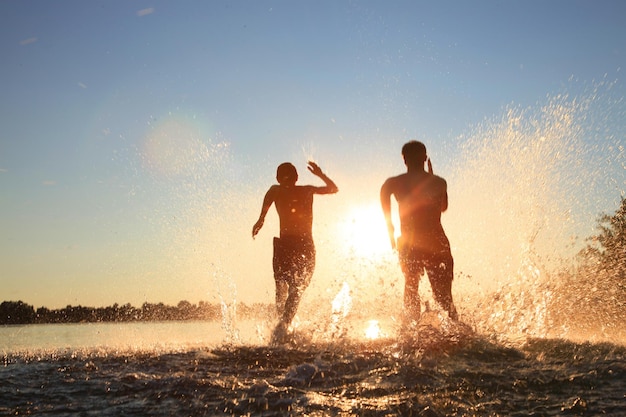 Gruppo di amici divertendosi sulla spiaggia