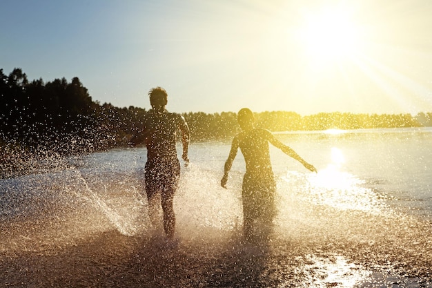 Gruppo di amici divertendosi sulla spiaggia