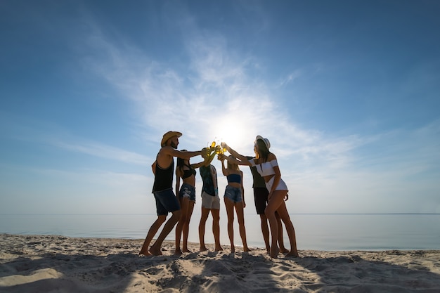 Группа друзей, весело проводящих время на пляже
