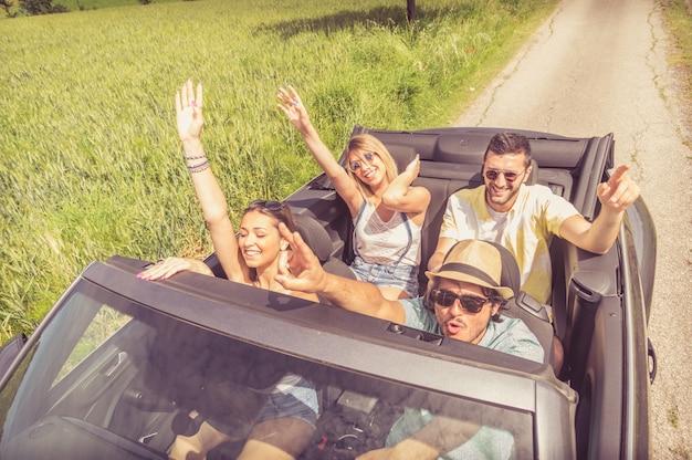 ヨーロッパの車旅行で楽しんでいる友人のグループ。道路を運転する休暇の友人