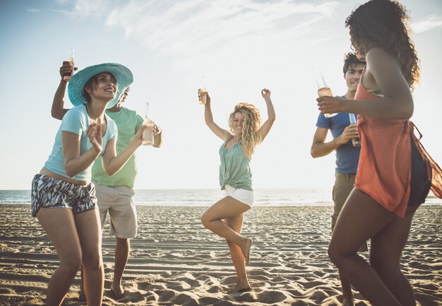 Gruppo di amici che si diverte in riva al mare