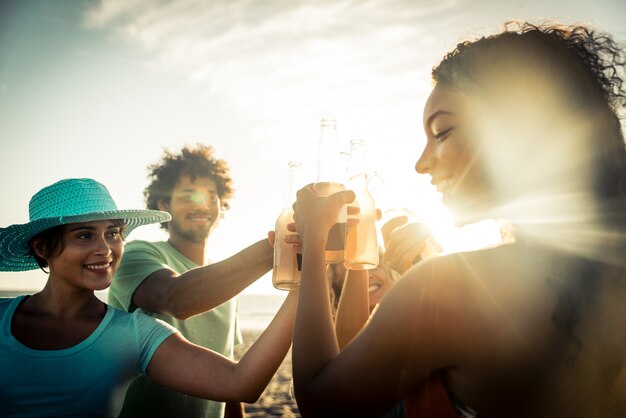 Gruppo di amici che si diverte in riva al mare