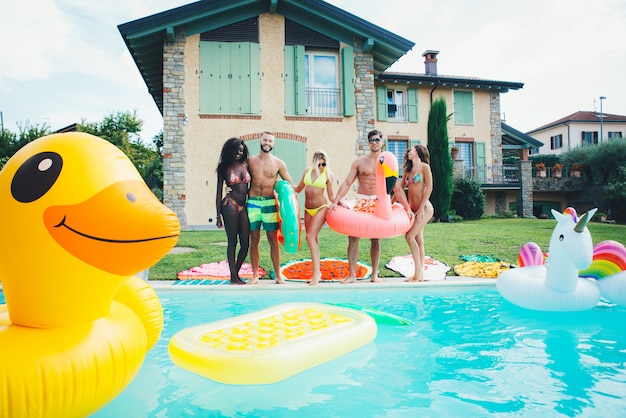 Foto gruppo di amici che si diverte in piscina