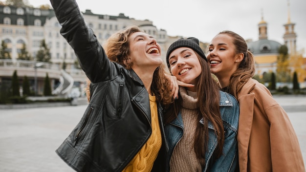 Photo group of friends having fun together