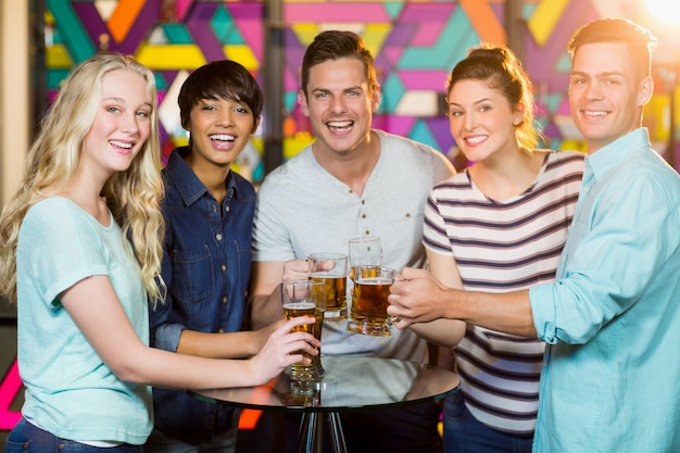 Группа друзей, имеющих бокал пива в партии