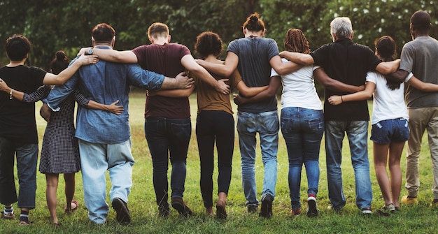 Foto il gruppo di amici si stringe insieme nella retrovisione