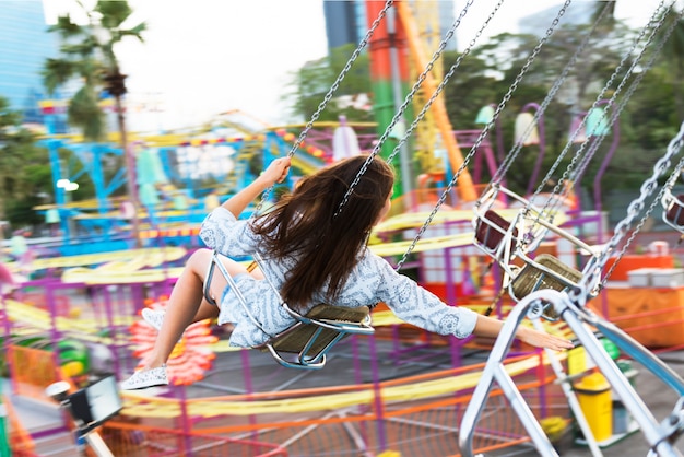 Photo a group of friends is enjoying the amusement park