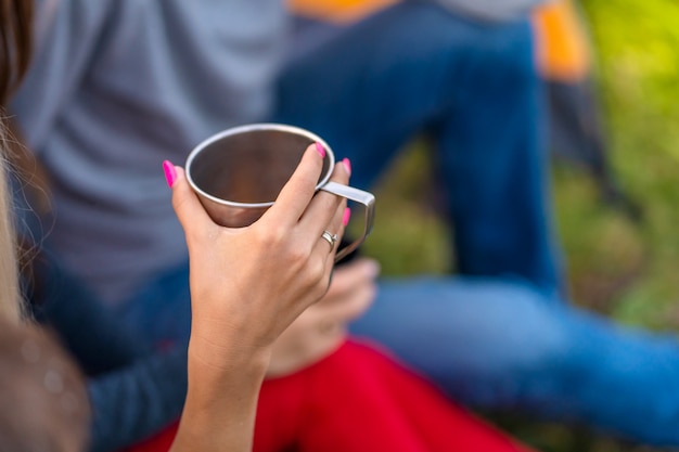 友人のグループは、温かい飲み物を楽しんでいます