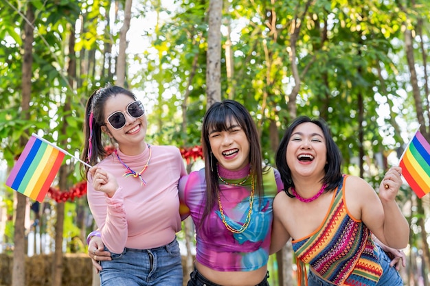 음악 축제 LGBT에서 함께 즐거운 태국 트랜스젠더 아시아 여성 LGBTQIA를 즐기는 친구 LGBTQ 그룹