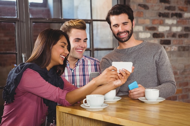 Gruppo di amici guardando uno smartphone