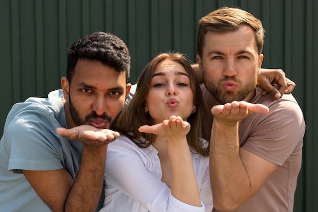 Foto gruppo di amici che fanno smorfie divertenti