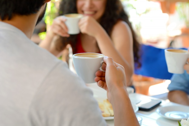 地元のコーヒーショップで会う友人のグループ。