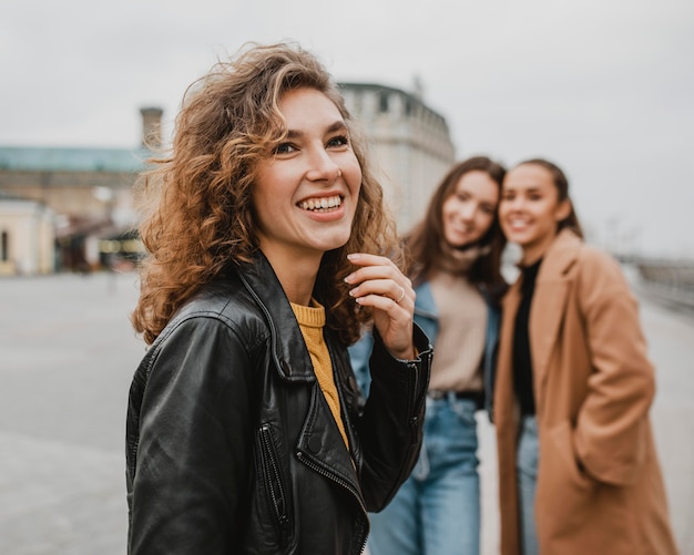 Photo group of friends posing together outdoors