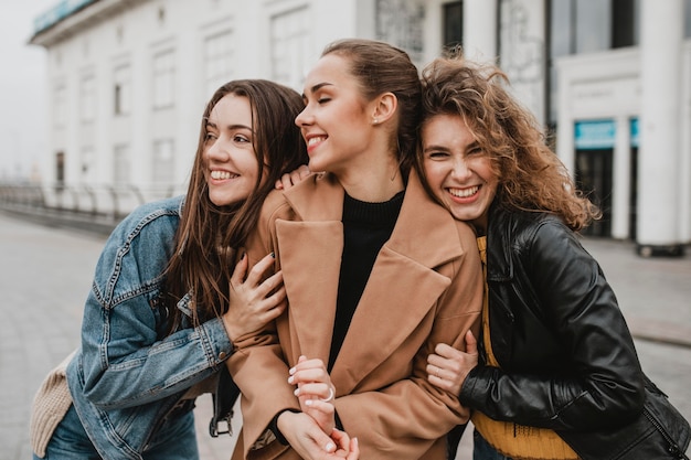 Photo group of friends posing together outdoors