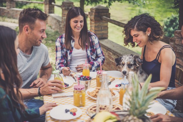 Gruppo di amici che passano il tempo a fare un picnic