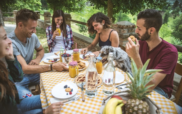 Gruppo di amici che passano il tempo a fare un picnic