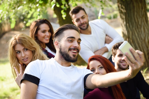 Gruppo di amici che assumono selfie in background urbano