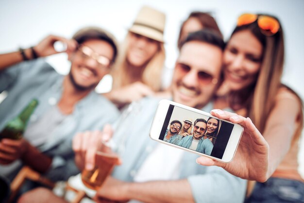 Foto gruppo di amici che prendono un selfie