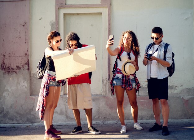 Foto gruppo di amici in viaggio