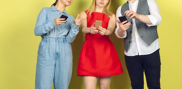 모바일 스마트폰을 사용하는 친구 그룹 십대들은 새로운 기술 트렌드에 중독되어 있습니다.