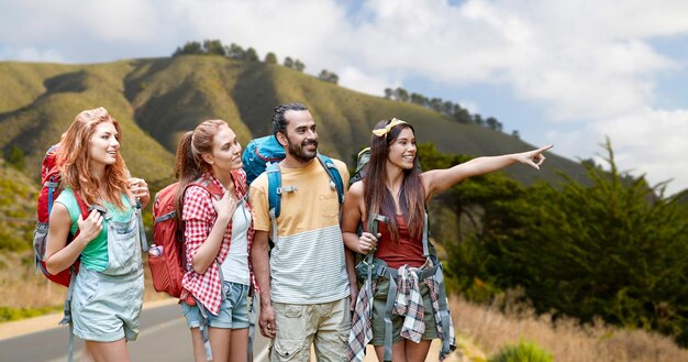 Foto un gruppo di amici con gli zaini sulle colline di big sur