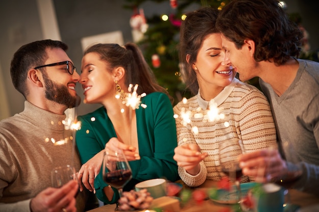 家でクリスマスを祝う線香花火と友達のグループ