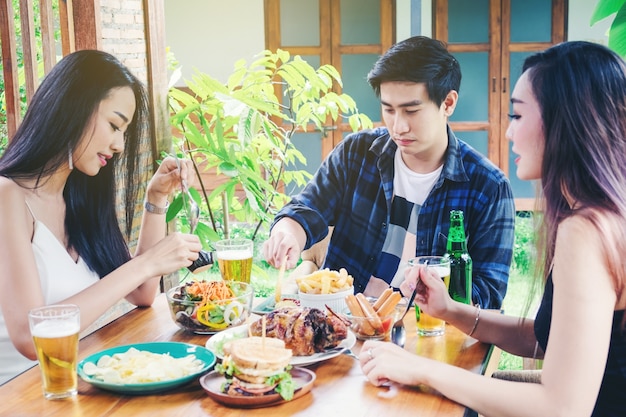 그룹 친구 젊은 아시아 사람들 파티와 음식을 먹고