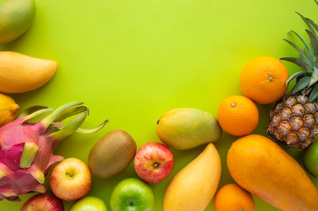 Gruppo di frutti su sfondo spazio verde