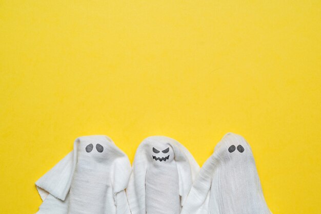 Photo a group of ghosts with a vicious and distant look with copy space. halloween holiday.