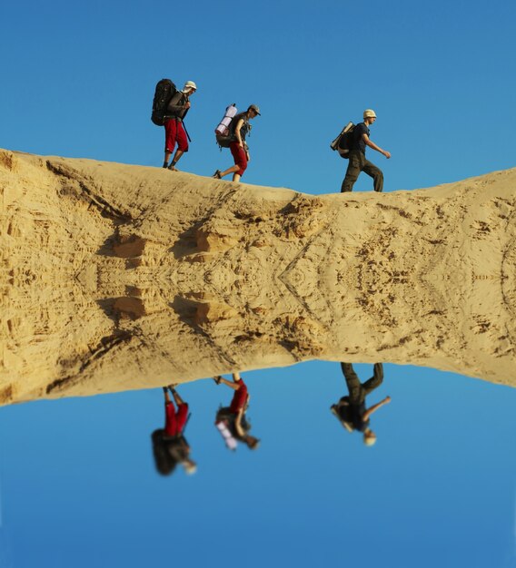 Foto gruppo che va nel deserto di sabbia