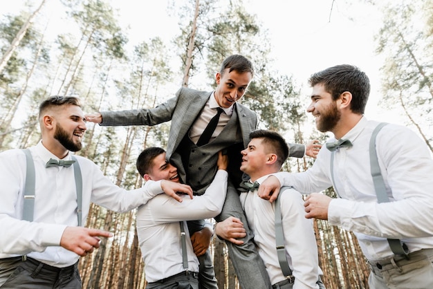 Foto gruppo di ragazzi che si divertono e si divertono, gente simpatica, ragazzi felici, giovane sposo, giorno del matrimonio