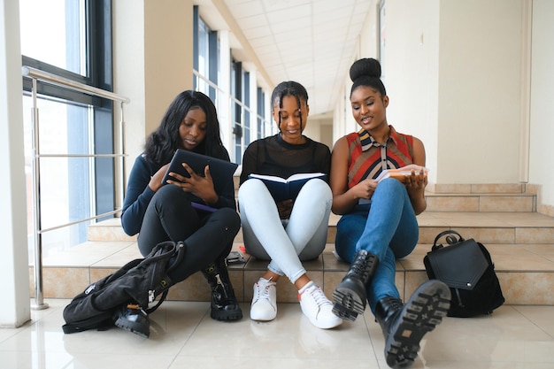 Gruppo di amici felici del college africano