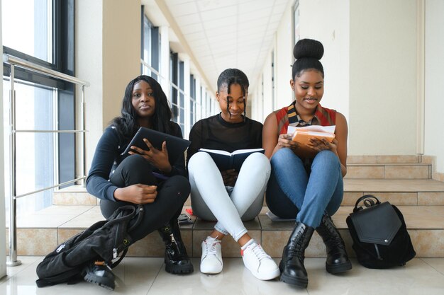 Gruppo di amici felici del college africano