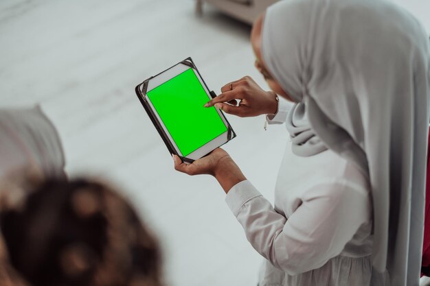 Foto gruppo di studenti africani felici che hanno una conversazione e un incontro di squadra che lavorano insieme sui compiti a casa ragazze che indossano la tradizionale moda hijab musulmana sudanese. foto di alta qualità